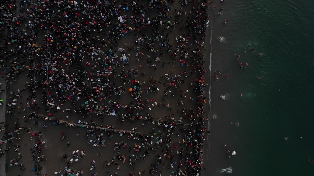 varias tomas de drones en english bay cerca del centro de vancouver, bc durante el evento polar bear 2019