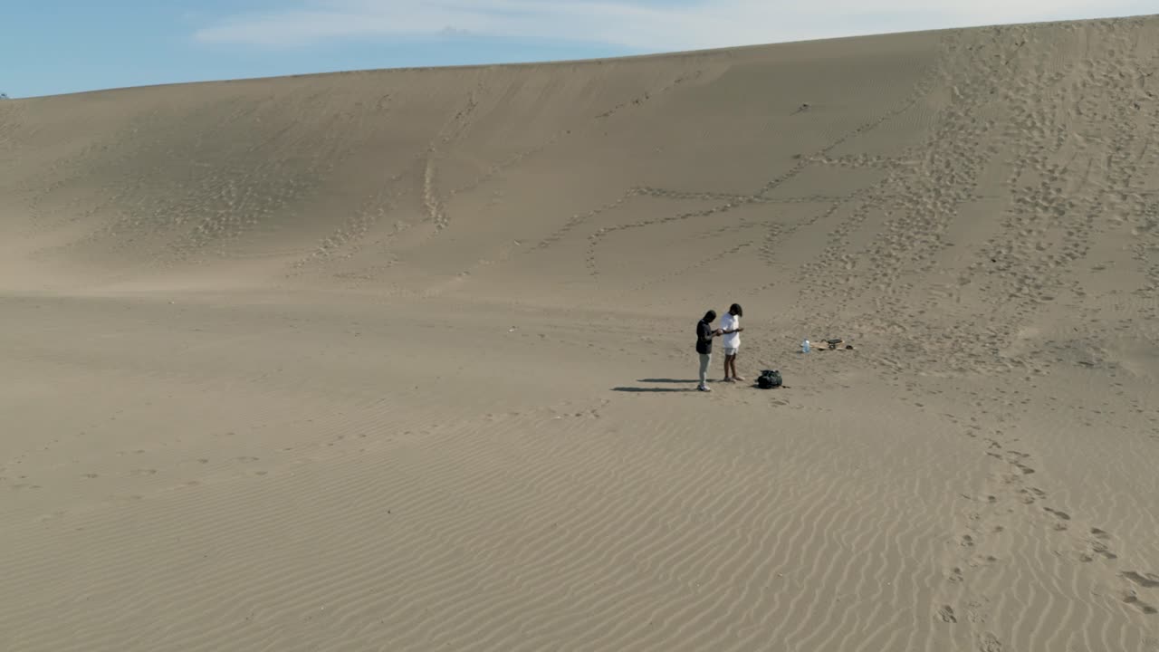 항공:도미니카 공화국 바니의 아름다운 모래 언덕에서 두 사람의 드론 샷