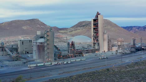 planta industrial al anochecer