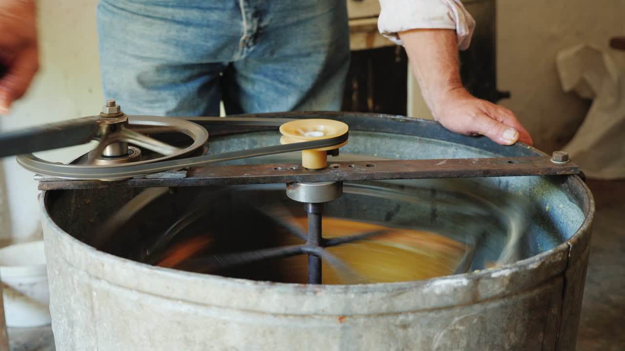 가정용 4k 비디오에서 기계로 꿀을 추출하는 양봉가