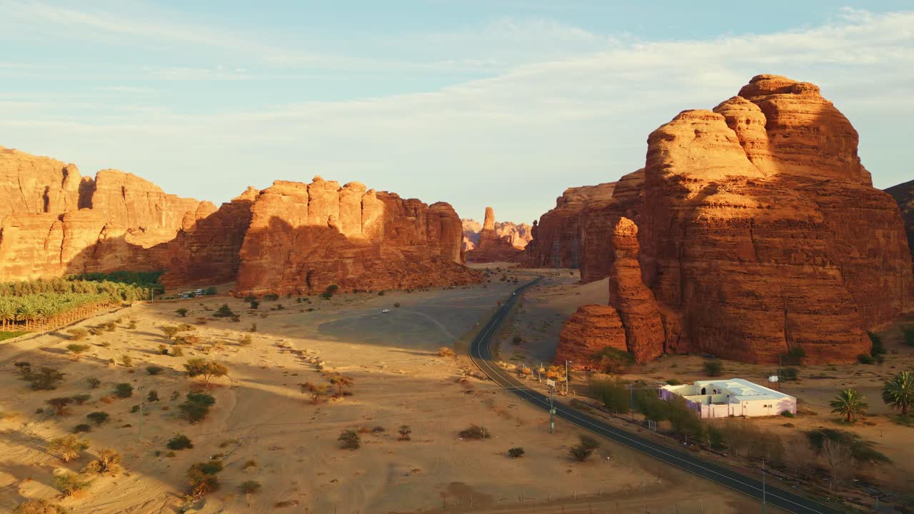 carretera de asfalto con rocas naranjas y arena amarilla al atardecer