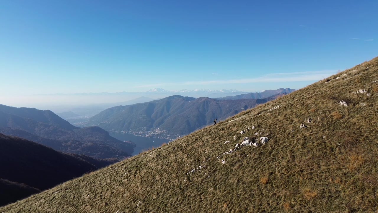 Las experiencias vividas por un joven montañista y nómada virtual, llevando un dron y una cámara, tienen sus recompensas: las vistas son hermosas