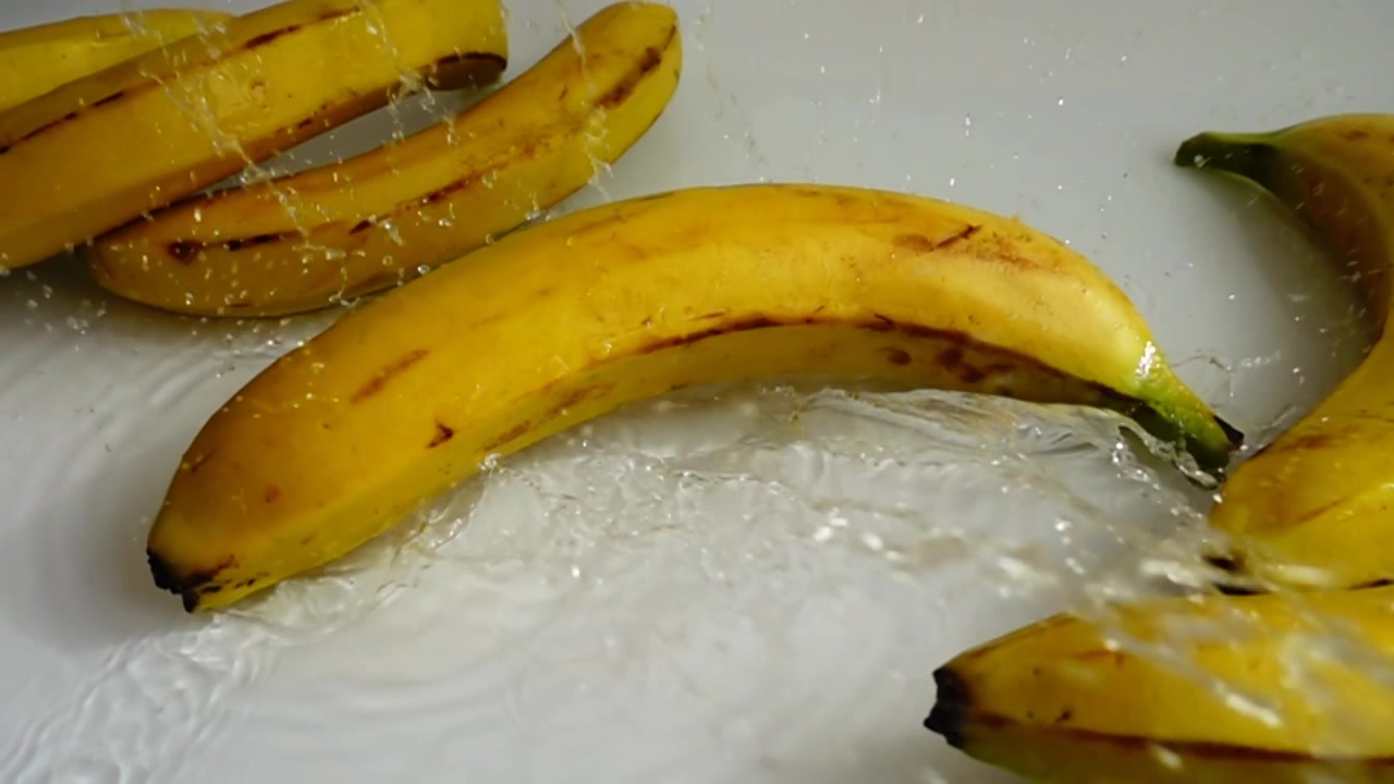 Une banane qui tombe. Au ralenti.
