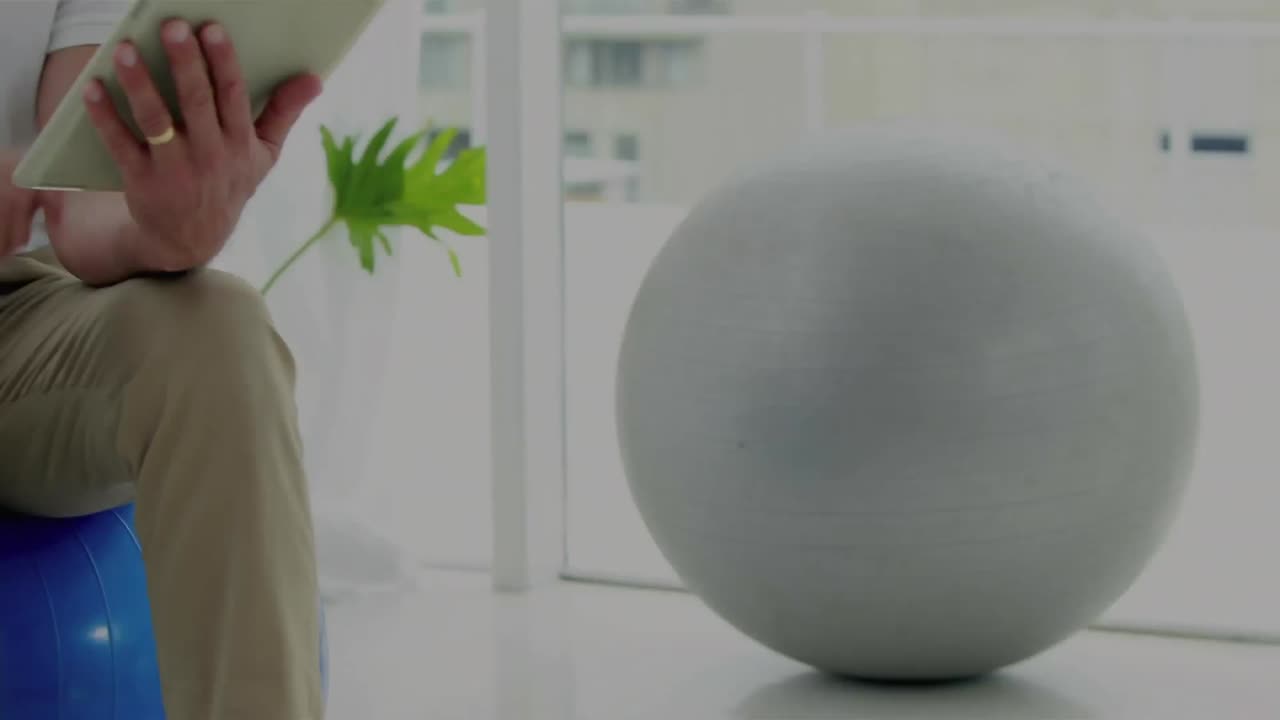 디지털 태블릿을 사용하고 미소 짓는 백인 노인에 대한 금융 데이터 처리의 애니메이션