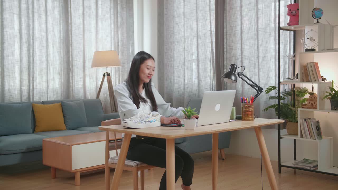 집에서 노트북으로 일하는 여성