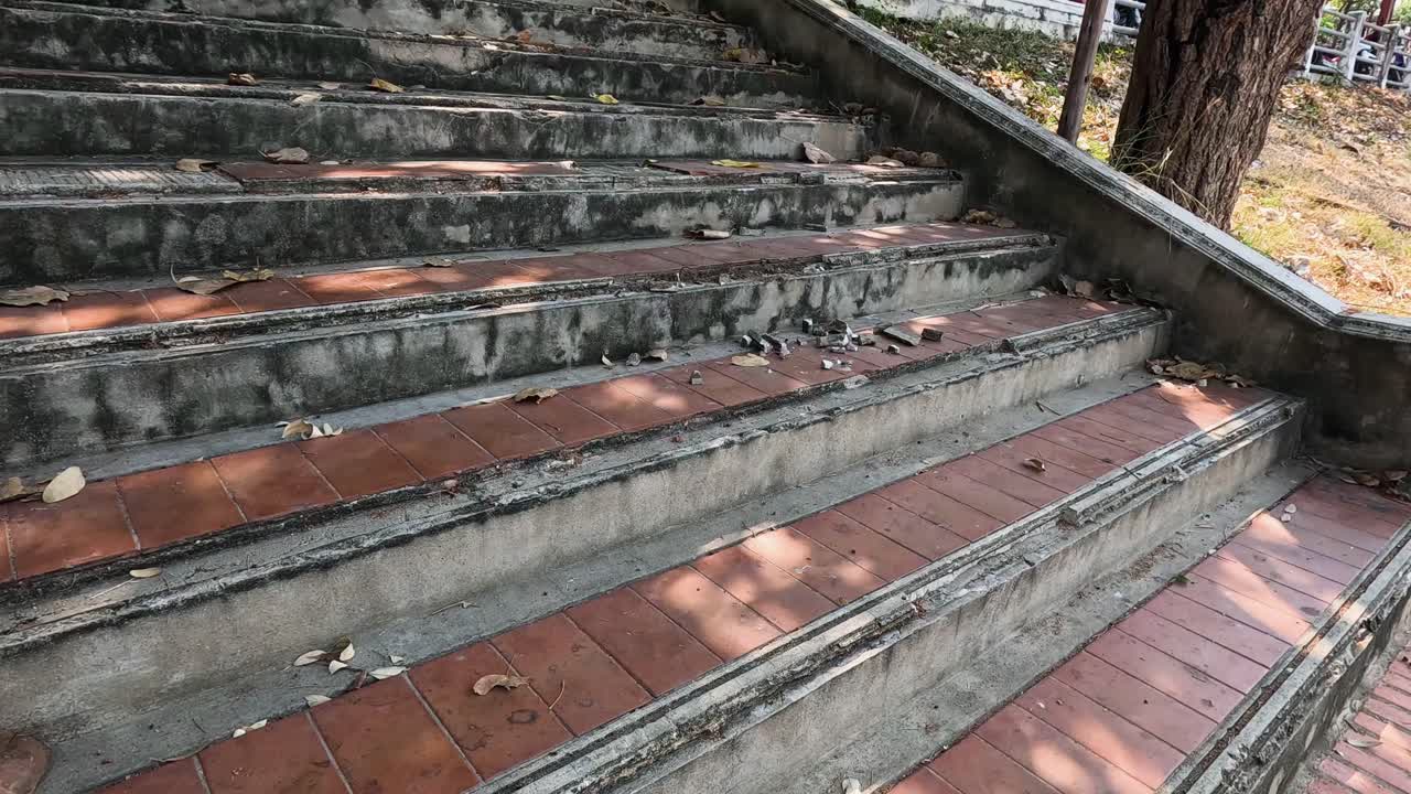 잎이 어져 있는 야외 계단 아래로 내려가는 과정