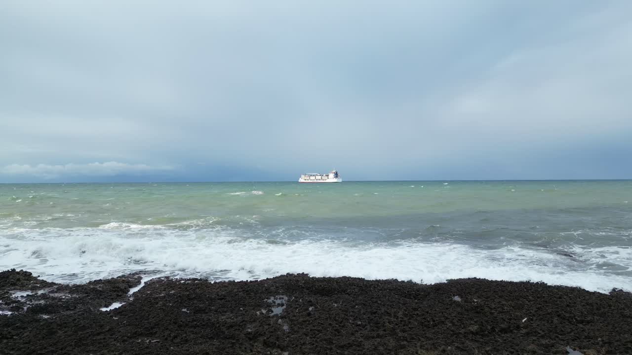 이 비디오는 코스타리카 리몬의 보니타 해변에서 폭풍우가 치는 오후에 찍은 것입니다.