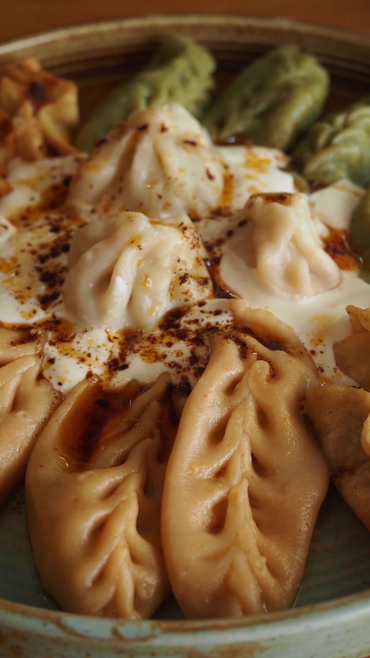 Tampilan Dekat Aneka Pangsit dengan Yogurt dan Minyak Cabai