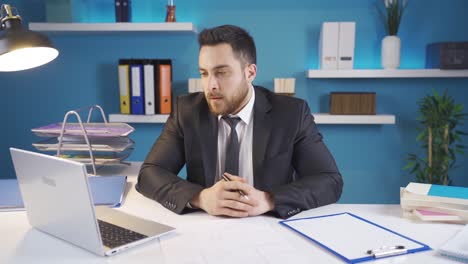 el empresario ve que las cosas no van bien y está desmoralizado.