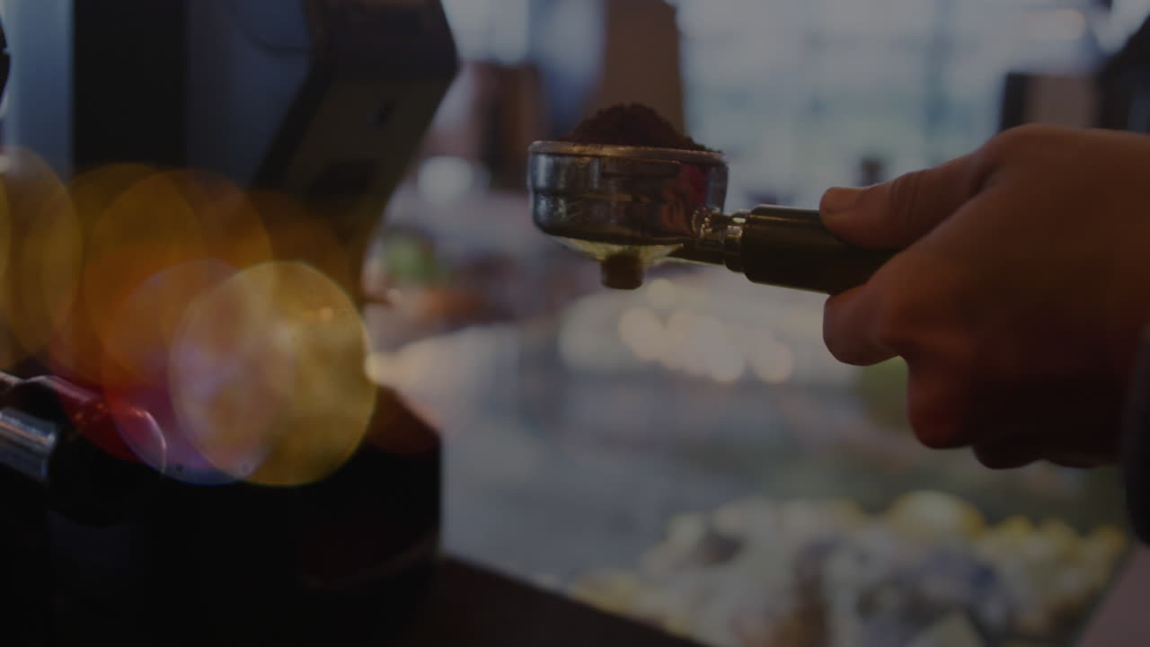 카페에서 커피를 만드는 사람 위에 빛의 반점의 애니메이션