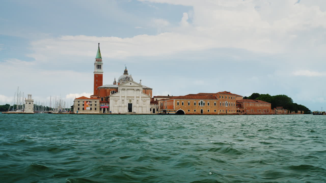 베니스의 성 마르코 대성당 해안가