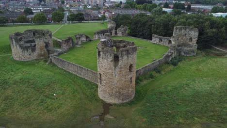 Castillo-De-Pedernal-Galés-Fortaleza-Militar-Costera-Medieval-Ruina-Vista-Aérea-Izquierda-Girando-Por-Encima-De-La-Torre