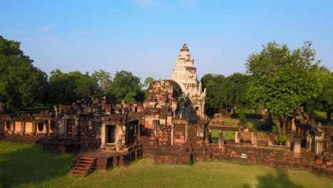 Antena:-Un-Dron-Volando-Hacia-Atrás-Y-Hacia-Arriba-Desde-Un-Antiguo-Templo-En-Tailandia-Al-Amanecer