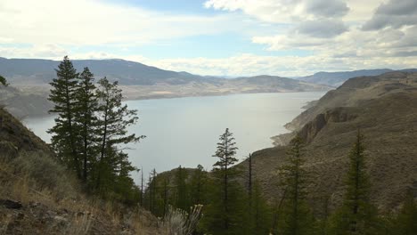 lago em movimento: timelapse dinâmico de battle bluff exibindo o lago kamloops