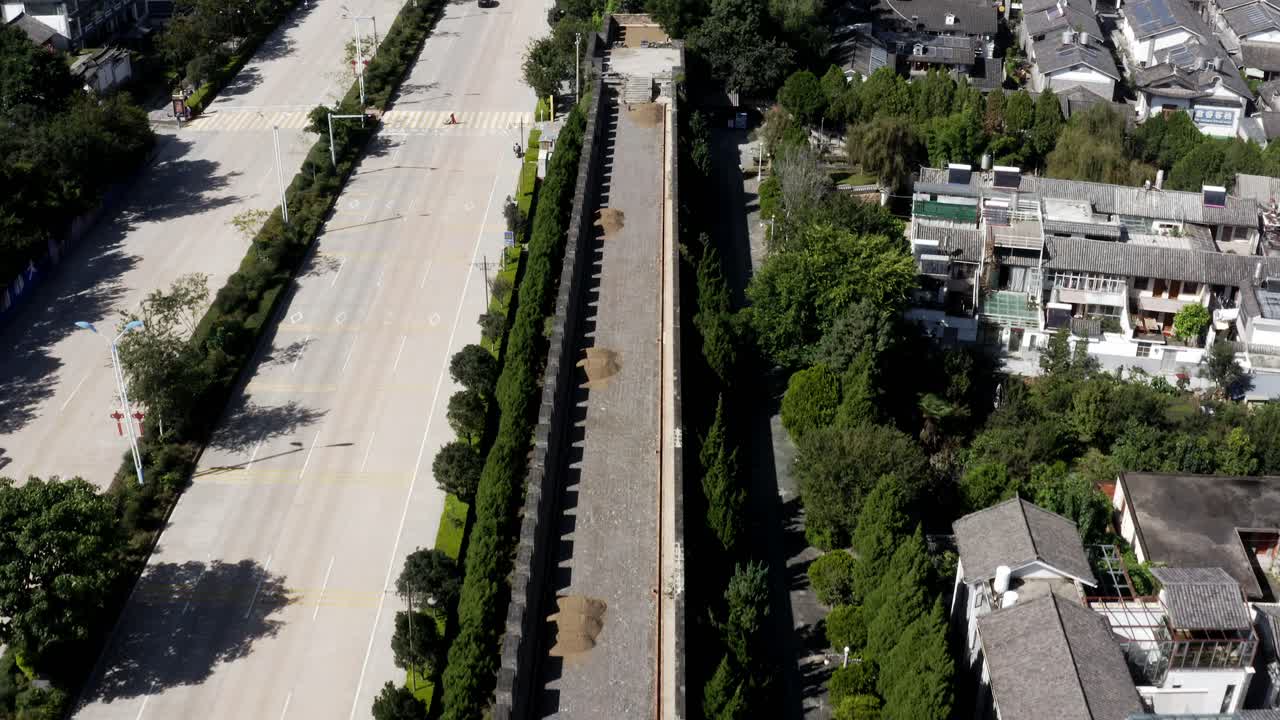 중국의 현대 도시 고속도로 옆에 있는 달리 고대 도시 성벽 유적, 조감도