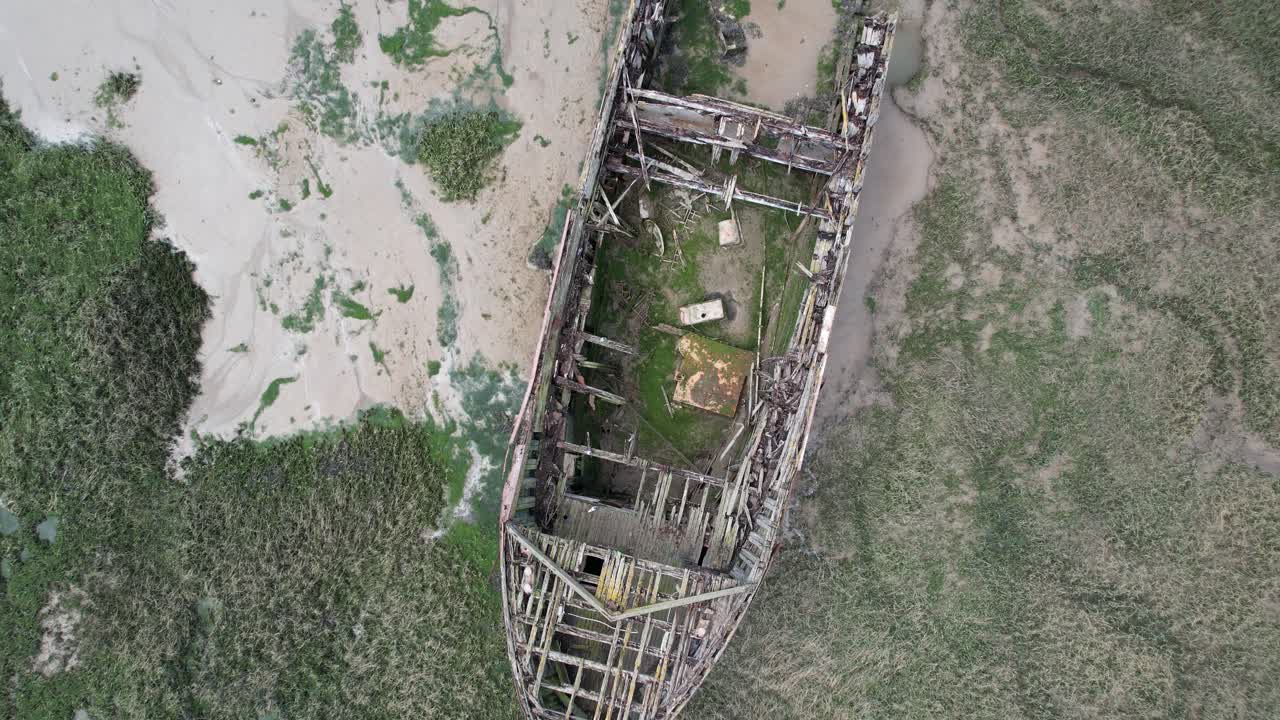 Lenta ripresa aerea da drone di un relitto sul fiume Medway, Kent (Regno Unito)