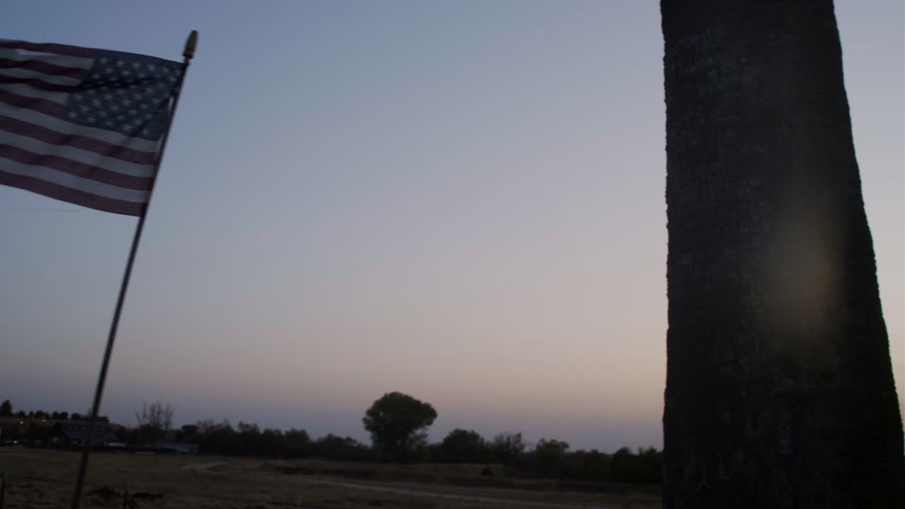 puesta de sol en una exhibición de granja con la vieja bandera americana, pan y hero shoot-8