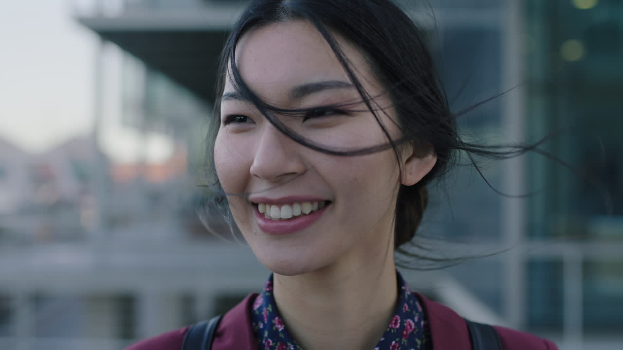 웃는 젊은 여성 인턴의 근접 초상화 행복한 임원 사업가