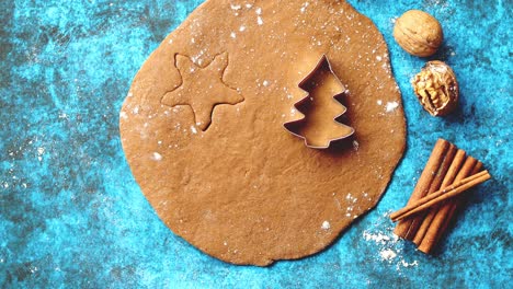 Weihnachtsbackkonzept-Lebkuchenteig-Mit-Verschiedenen-Ausstecherformen