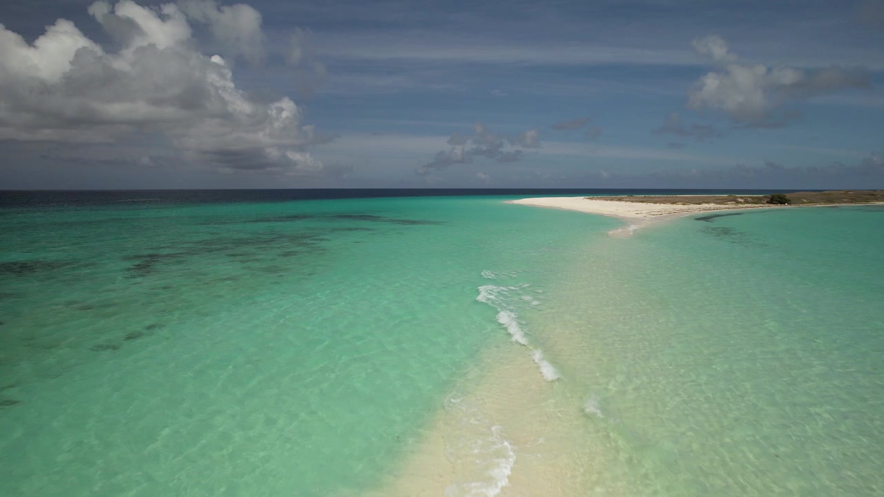 Paradiso caraibico incontaminato con la barriera di sabbia incontaminata di Cayo de Agua, Los Roques, Venezuela, dolly aereo in avvicinamento