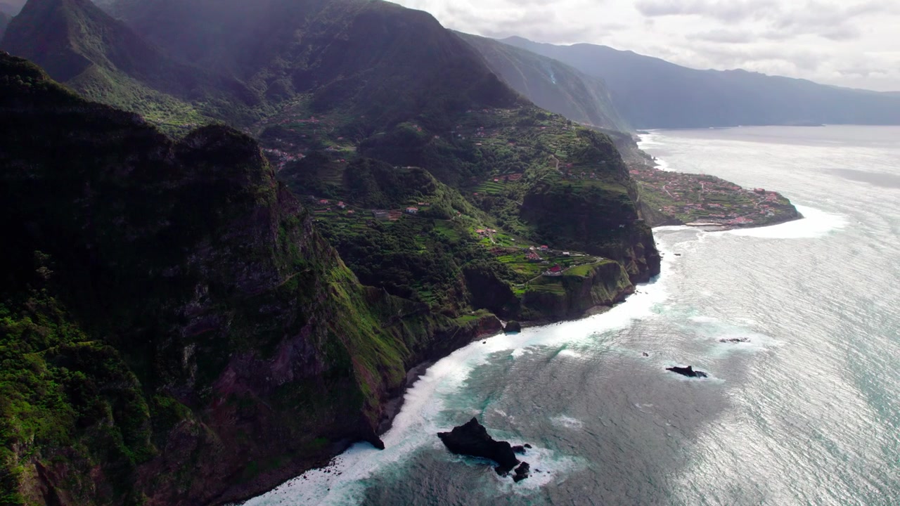 Paesaggio aspro con vegetazione lussureggiante nell'Oceano Atlantico sull'isola di Madeira, Portogallo. Ripresa aerea.