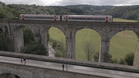 Un-Tren-Cruzando-El-Puente