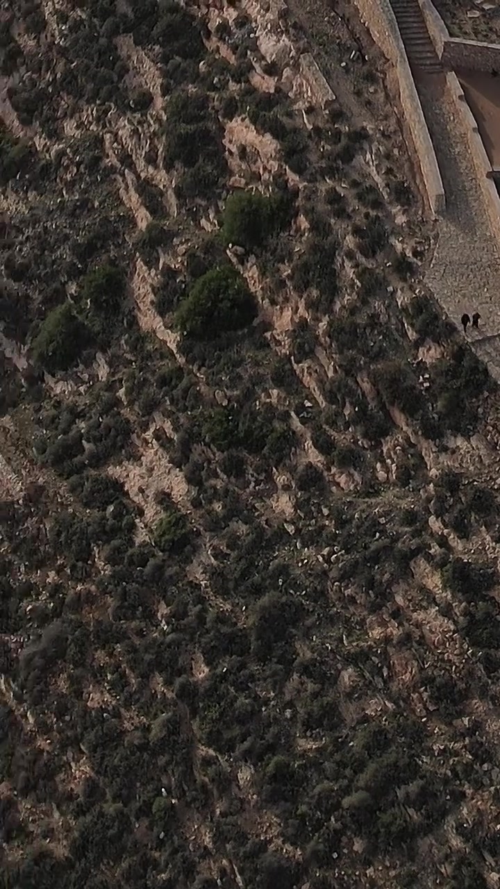 Esplorando il paesaggio arido in Marocco dall'alto durante il pomeriggio