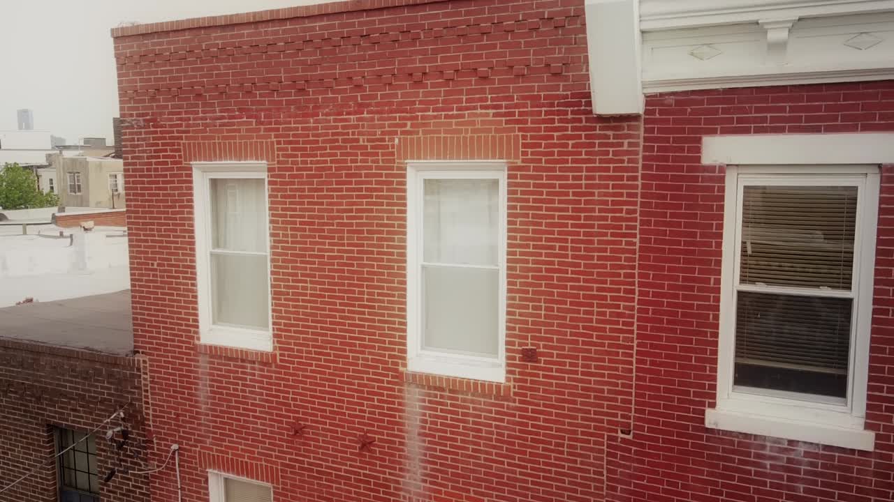 유서 깊은 시내 거리 장면에서 필라델피아의 화려한 주거용 옥상 도시 풍경을 감상할 수 있는 공중 상승 전망