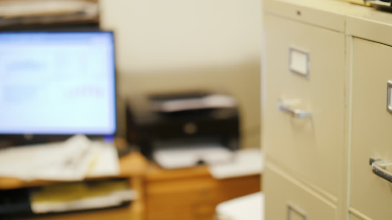 mujer saca archivo del archivador