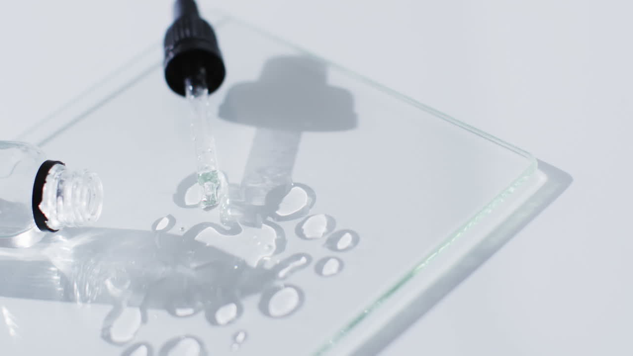 백색 배경에 복사 공간과 함께 메이크업 병, 피 및 혈청 방울의 비디오