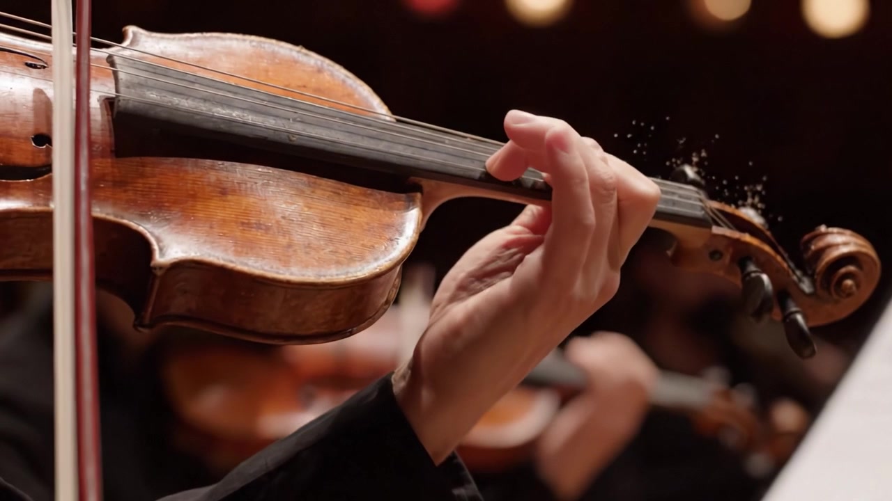 Uno sguardo intimo all'appassionata esibizione di un violinista che cattura l'essenza della musica attraverso un'abile diteggiatura su uno strumento finemente realizzato.