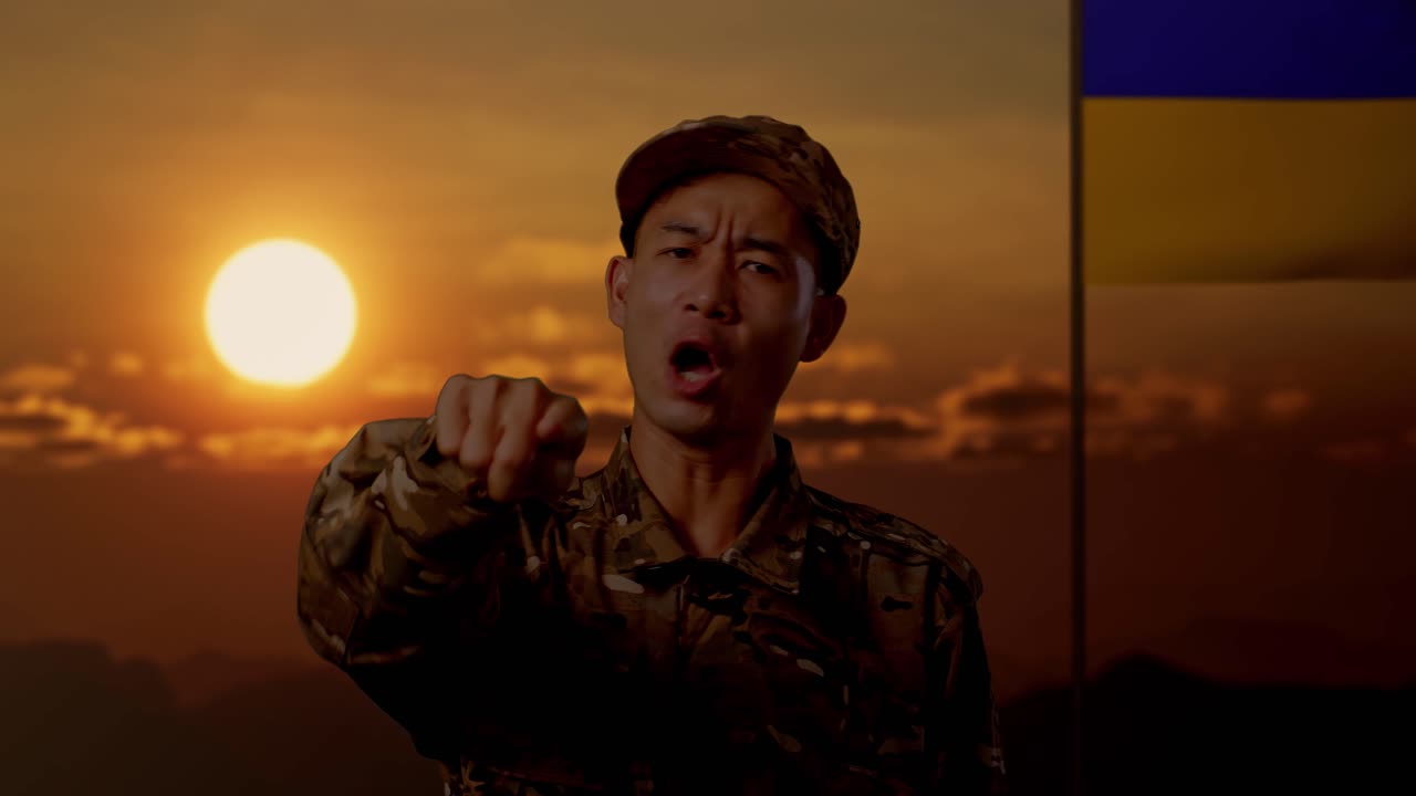우크라이나 군인 이 뒷면 에 우크라이나 국기 와 함께 해 가 지는 곳 을 가리키고 있다