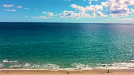 Ein-Fantastischer-Drohnenschuss,-Der-Delray-Beach-Florida-An-Einem-Schönen,-Klaren,-Sonnigen-Tag-Schwenkt