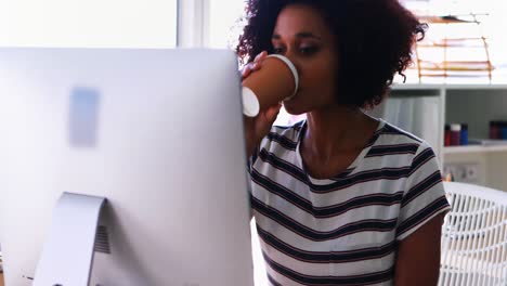 Female-executive-using-personal-computer-at-her-desk-4k