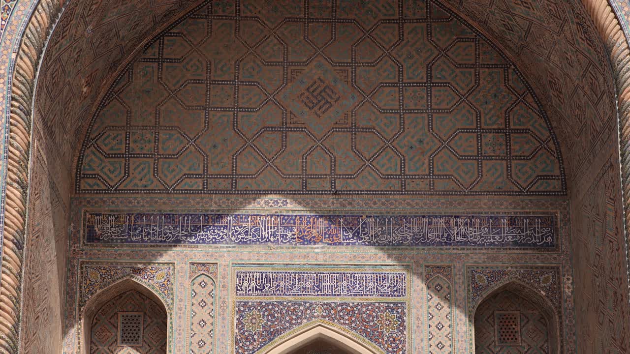 luces y sombras golpean la puerta arqueada de la arquitectura islámica en samarcanda, uzbekistán a lo largo de la histórica ruta de la seda