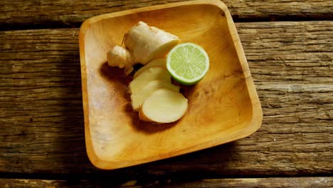 Sliced-ginger-and-lemon-in-a-plate-4k-