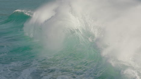 Nahaufnahme-Wunderschöner-Meereswellen-Am-Meer,-Die-Sich-An-Küstenfelsen-Brechen-Und-Vom-Wind-Wehendes-Wasser-Versprühen