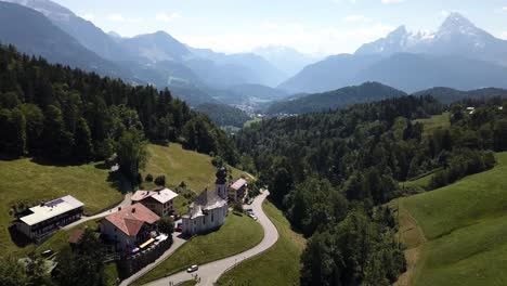 Disparo-De-Un-Dron-Sobrevolando-La-Iglesia-De-María-Gern-En-Baviera,-En-El-Sur-De-Alemania,-Revelando-El-Watzmann-Al-Fondo