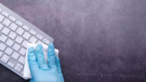 limpieza de un teclado con guantes