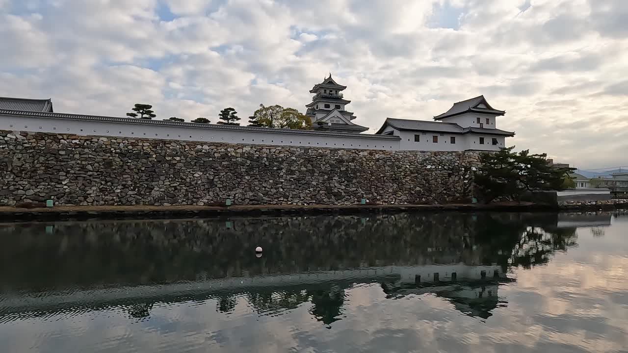 el castillo de imabari y su empinada piedra