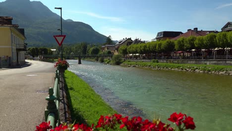 el río traun fluye a través de la ciudad balnearia de bad ischl en un día soleado