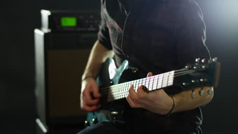 Primer-Plano-De-Un-Hombre-Tocando-La-Guitarra-Eléctrica-Filmado-En-R3d