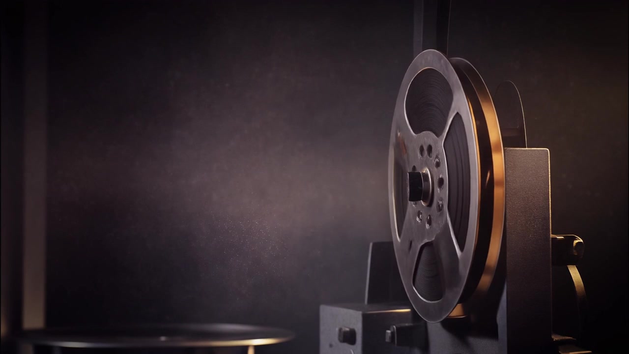 Bobina di proiettore cinematografico vintage che gira in una stanza buia.