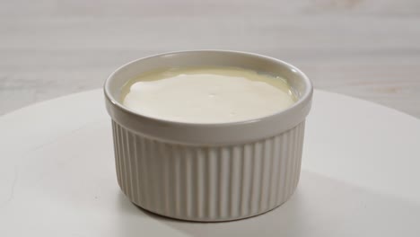 leche condensada con azúcar, abre una lata de un ingrediente cremoso, revelando con éxito su delicioso contenido dentro