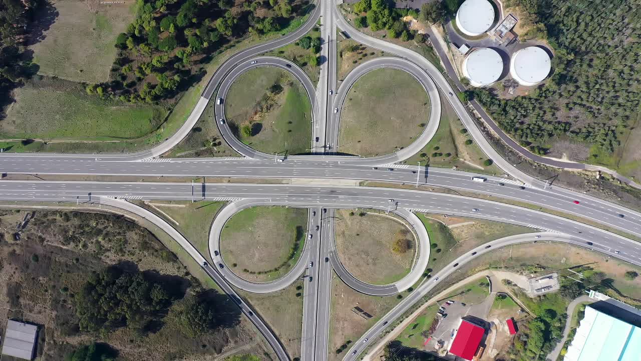 vista aérea de arriba hacia abajo de la intersección de la carretera