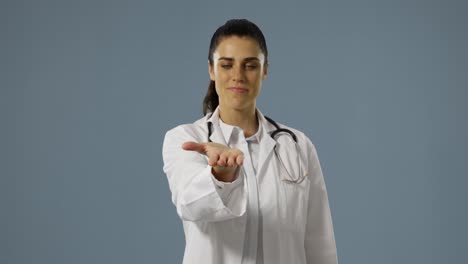 joven médico en bata de laboratorio