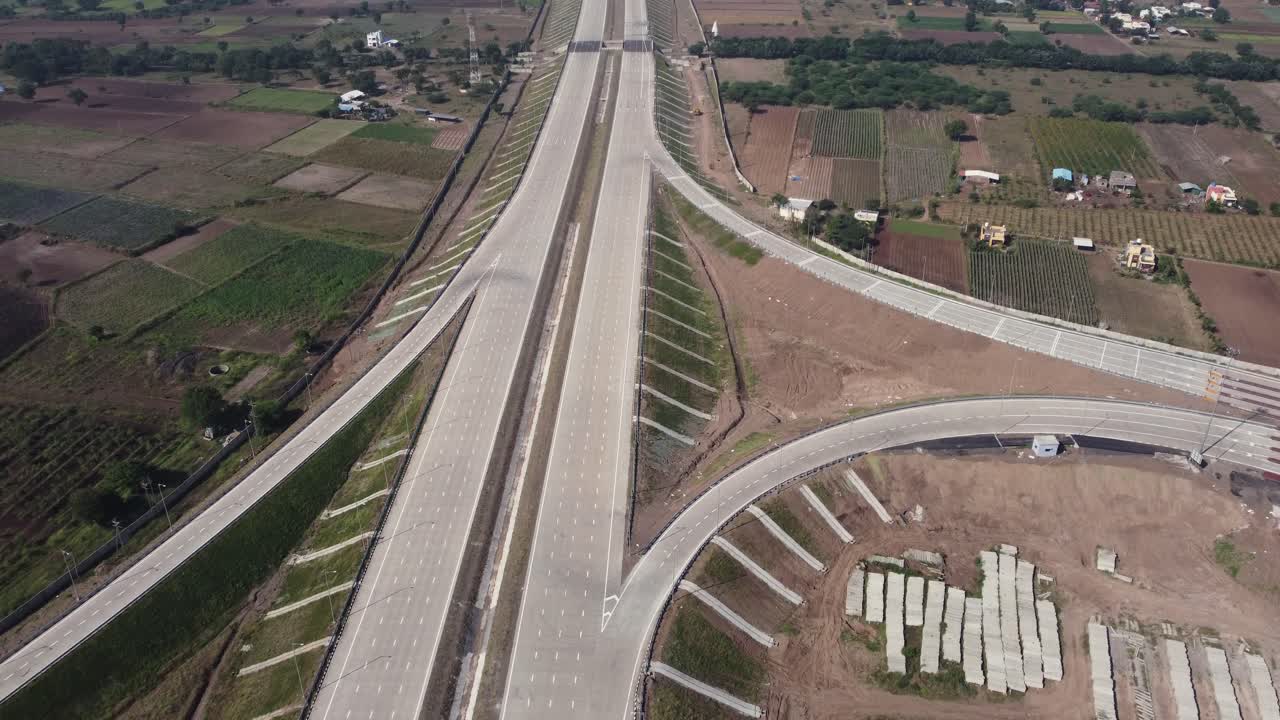 inclinándose hacia arriba para revelar la toma aérea de drones de samruddhi mahamarg o nagpur a la superautopista de comunicación de mumbai, que es una autopista de 6 carriles en construcción