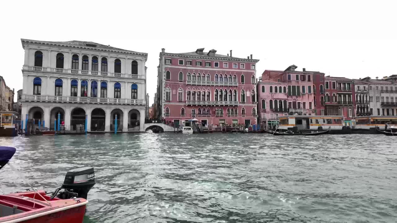 이탈리아 베네치아 의 다채로운 역사적인 건물 들 을 지나 물 을 가로질러 날아가는 곤돌라 의 정적 한 모습