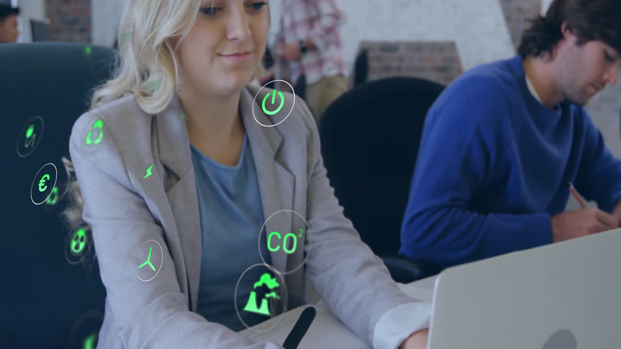 анимация эко-икон и обработка данных над различными деловыми людьми в офисе