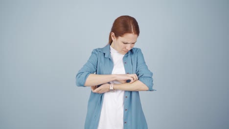 Woman-with-itchy-arms.